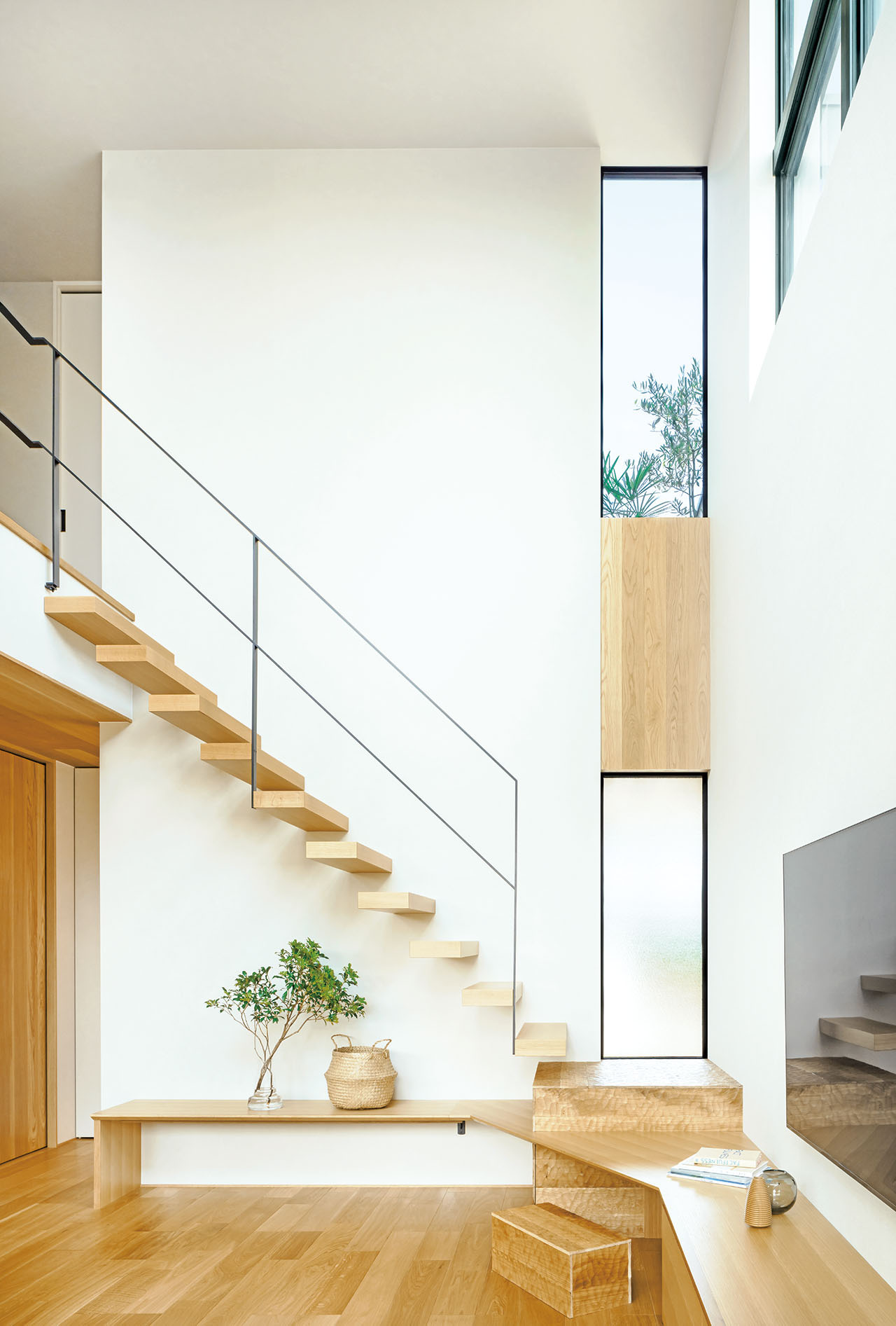 階段と家具を一体的にデザイン