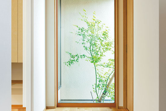 旅館のように落ち着く木質感あふれる平屋