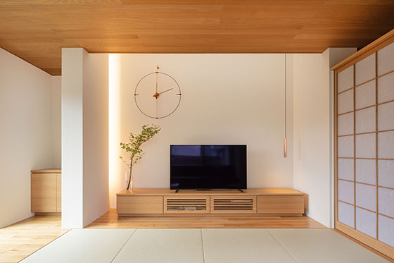 陽だまりのテラスを囲む畳リビングの住まい