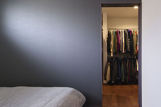 斜めに配したLDKが開放感をもたらす平屋