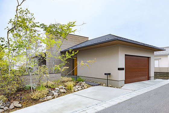 大空間で庭との一体感を楽しむ平屋