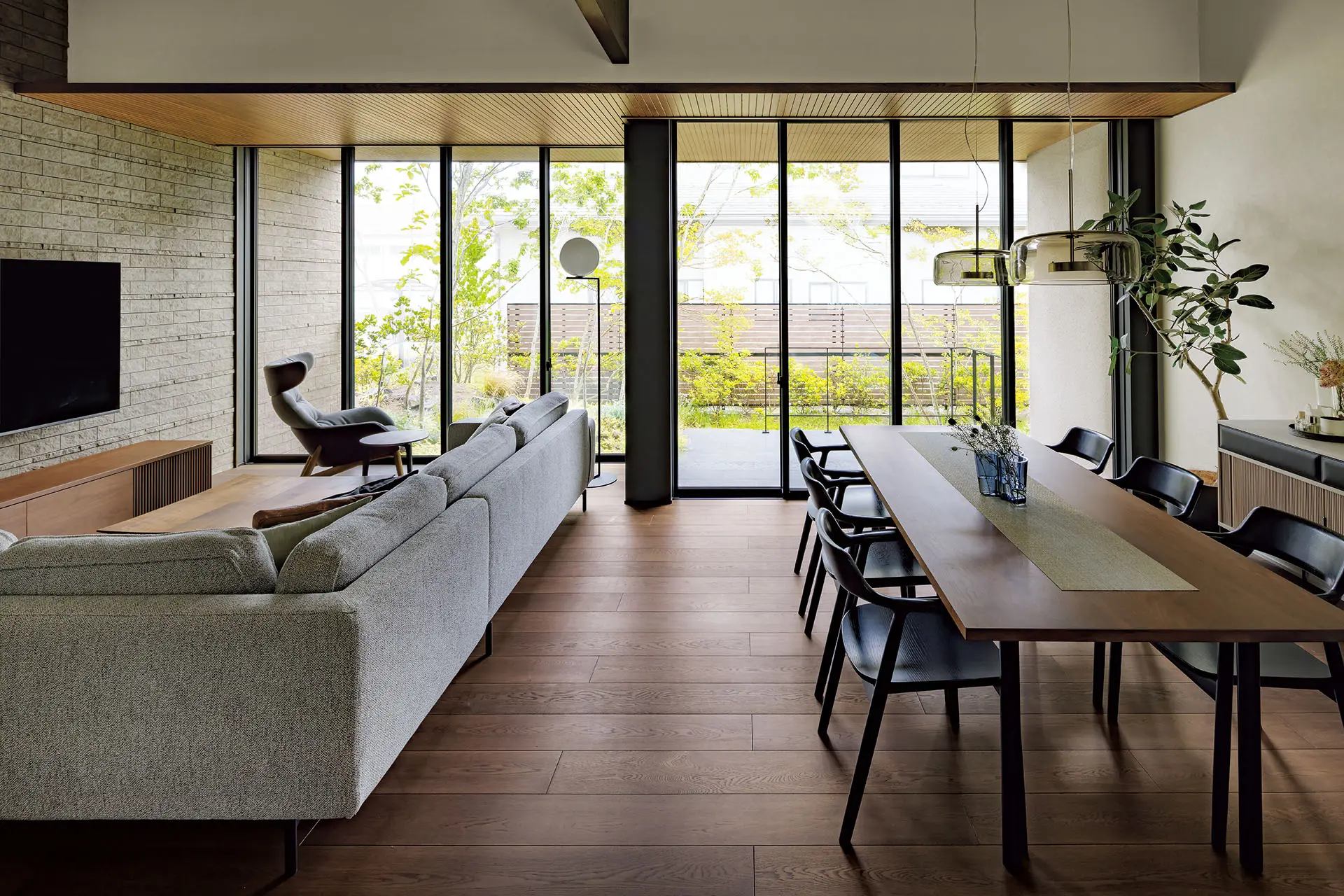 庭と一体のリビング・ダイニング