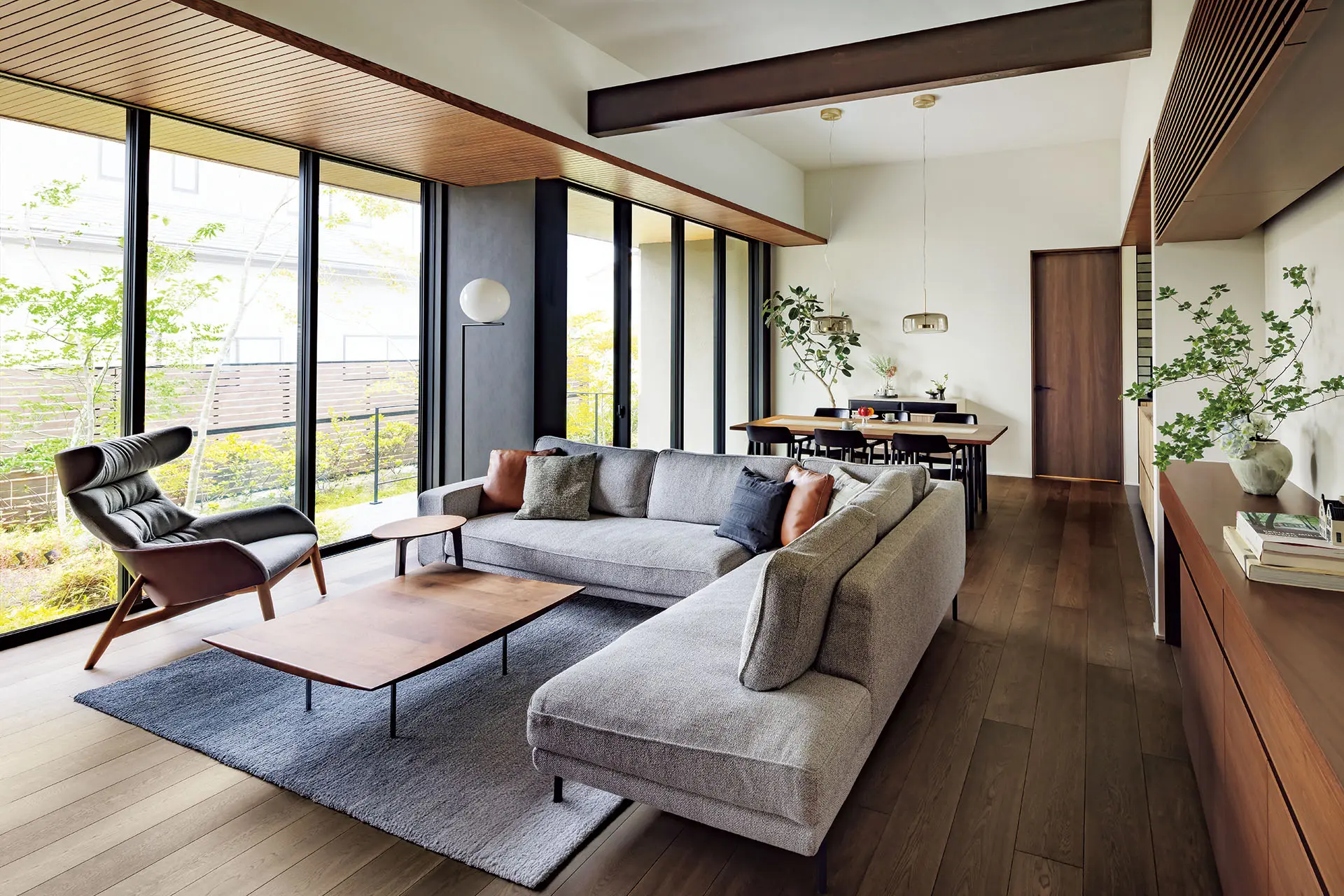 四季の移ろいを感じるリビング