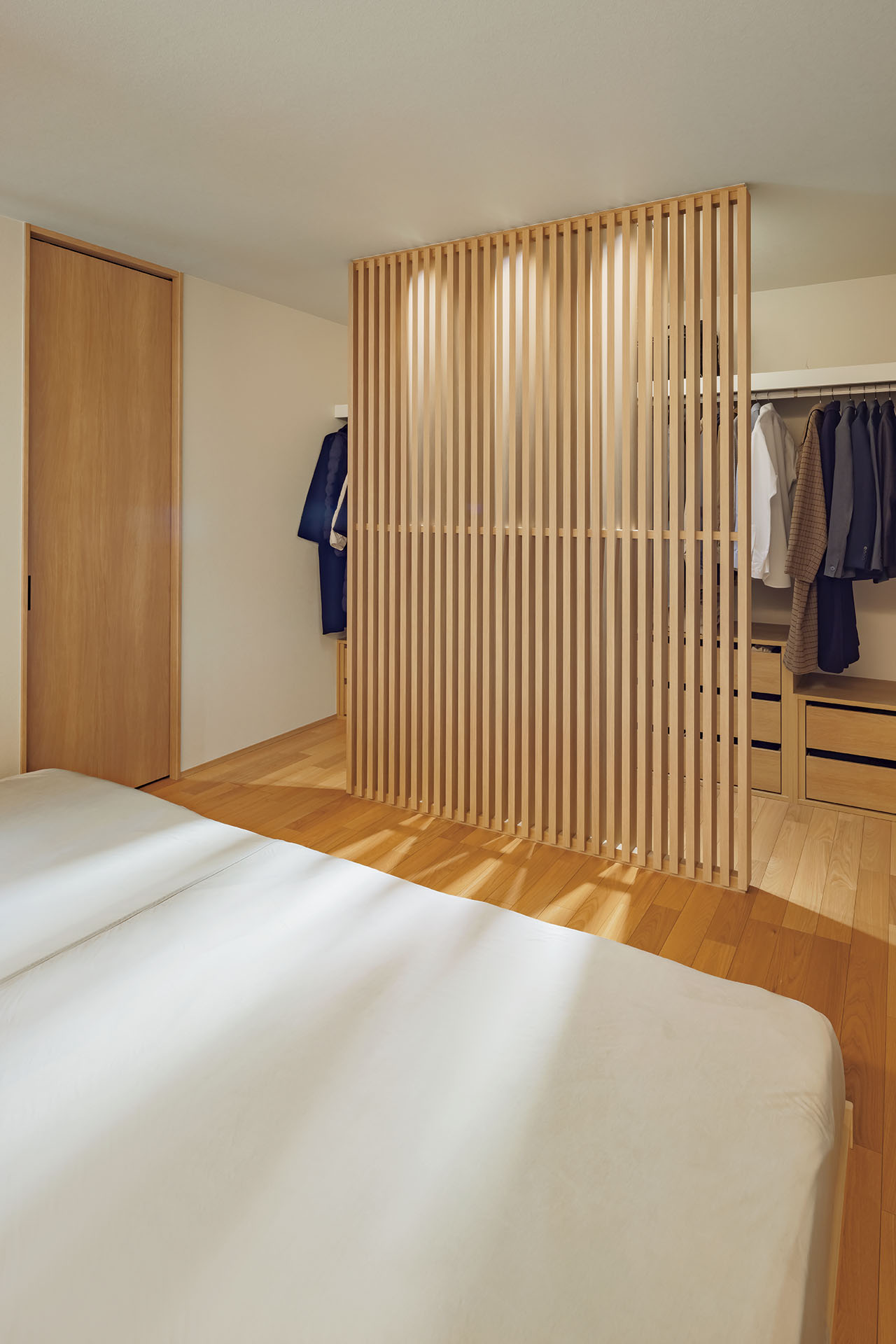 緩やかに仕切られたクローゼット