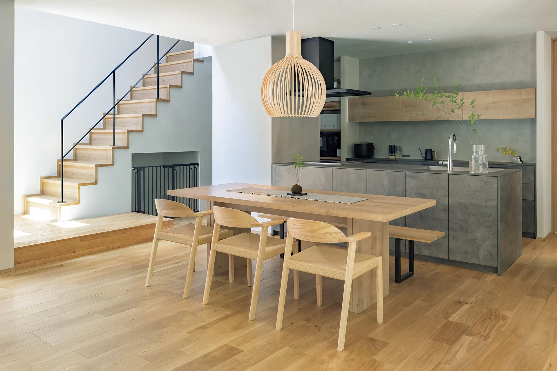 グレーと木が調和した空間