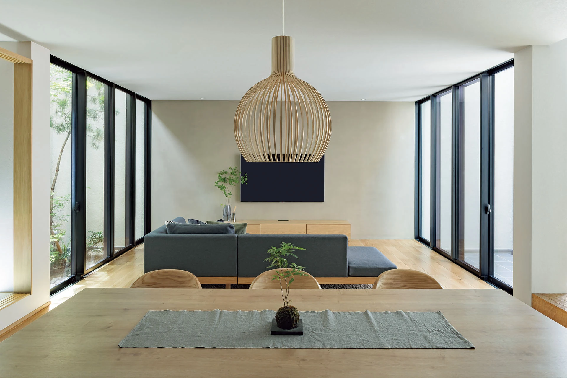 東と西に設けた2つの庭