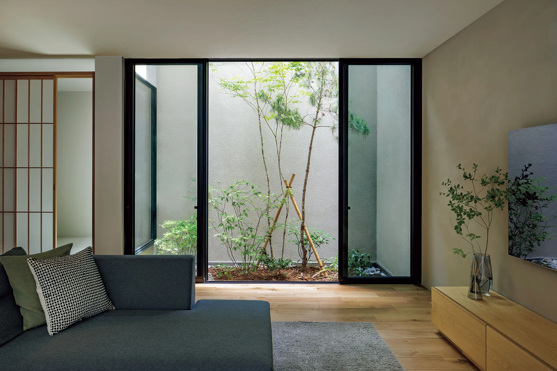 リビングから見た“眺める庭”