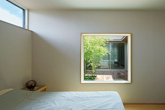 フラットな中庭が内と外をつなぐ平屋