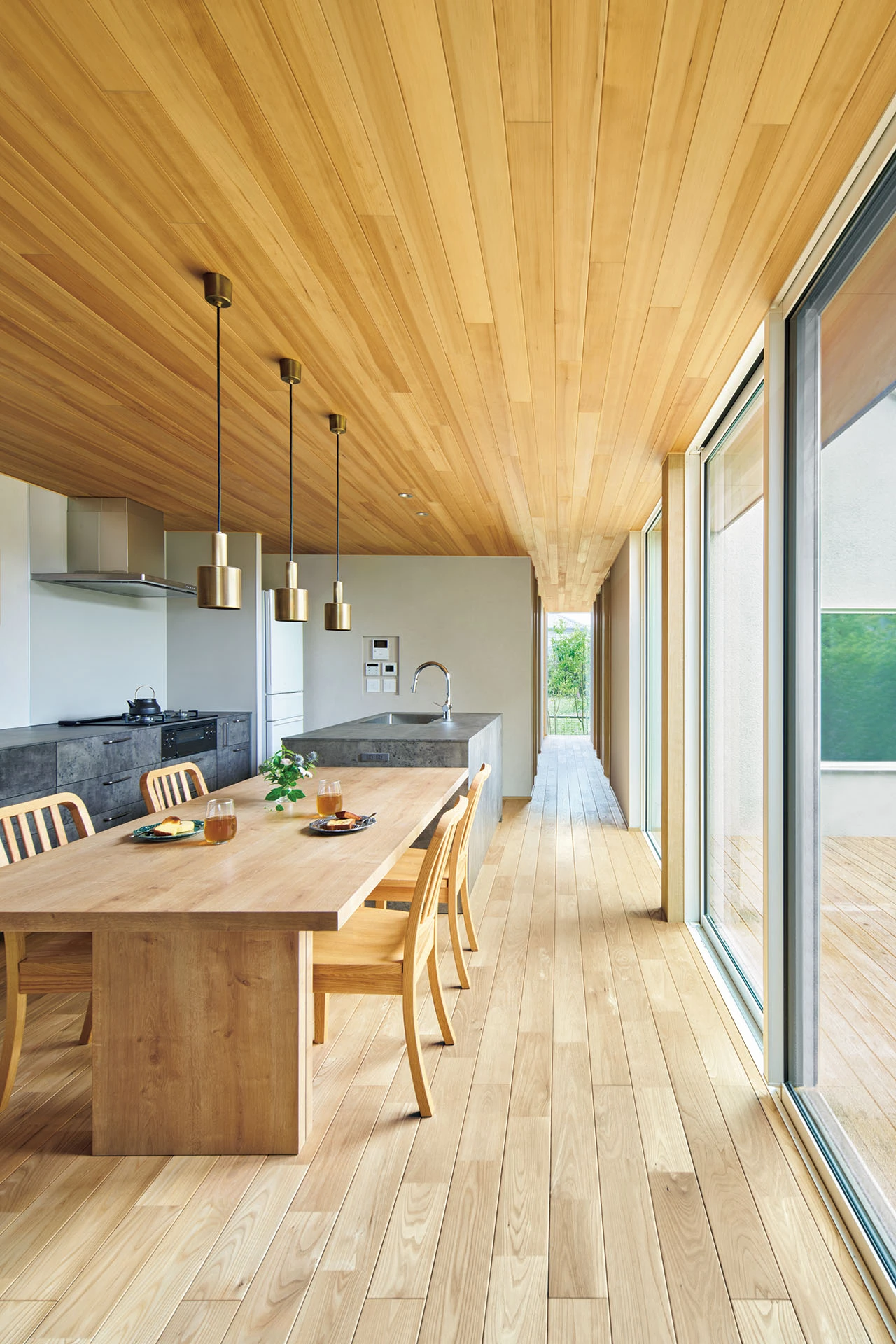 中庭に面したダイニング・キッチン。