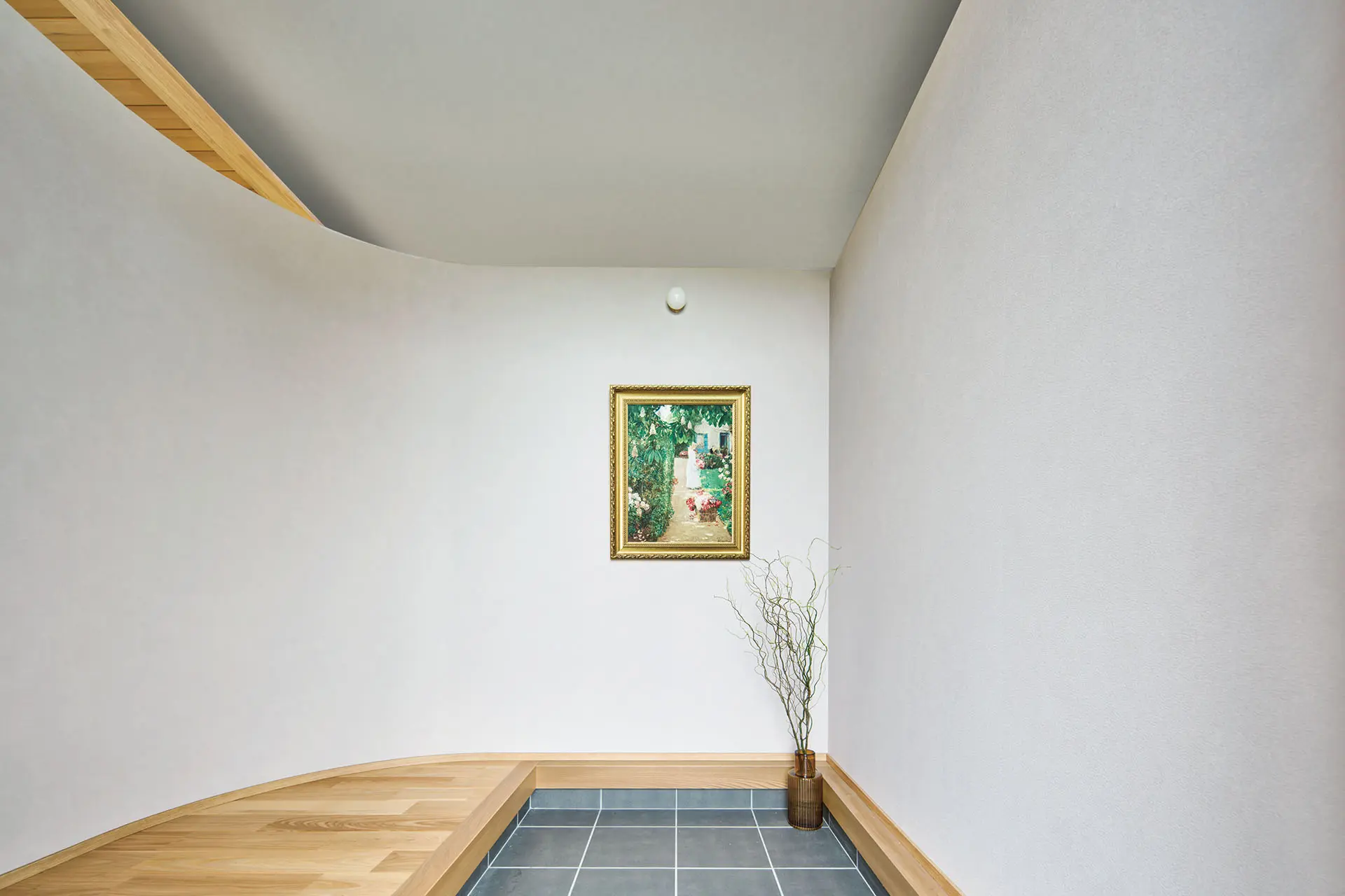 アール壁を設けた玄関