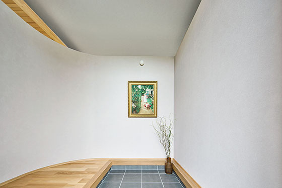 フラットな中庭が内と外をつなぐ平屋