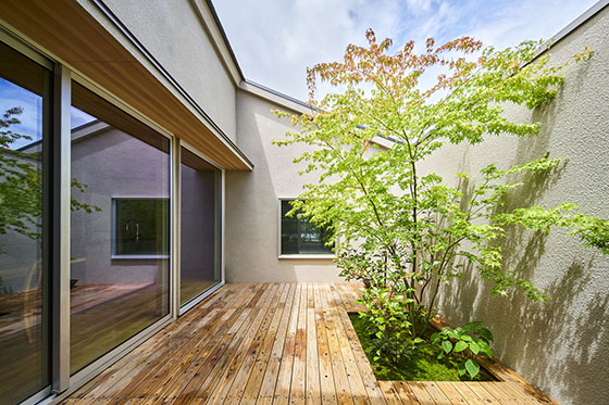 フラットな中庭が内と外をつなぐ平屋