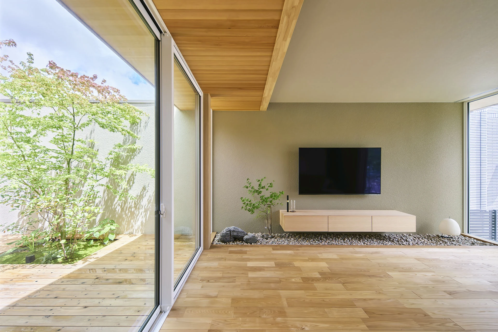 K邸 フラットな中庭が内と外をつなぐ平屋