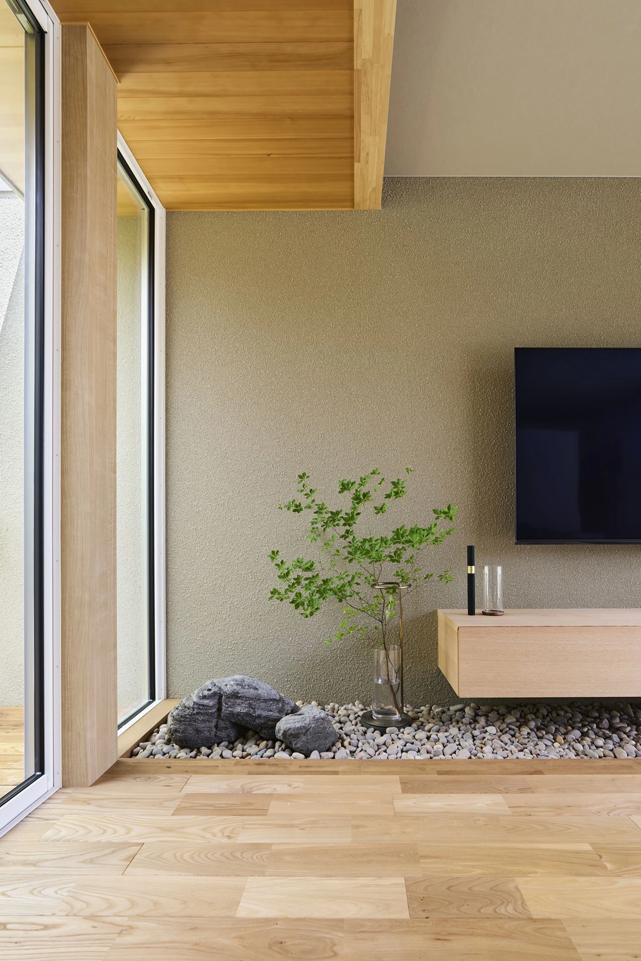 石をあしらい、和の趣を室内に