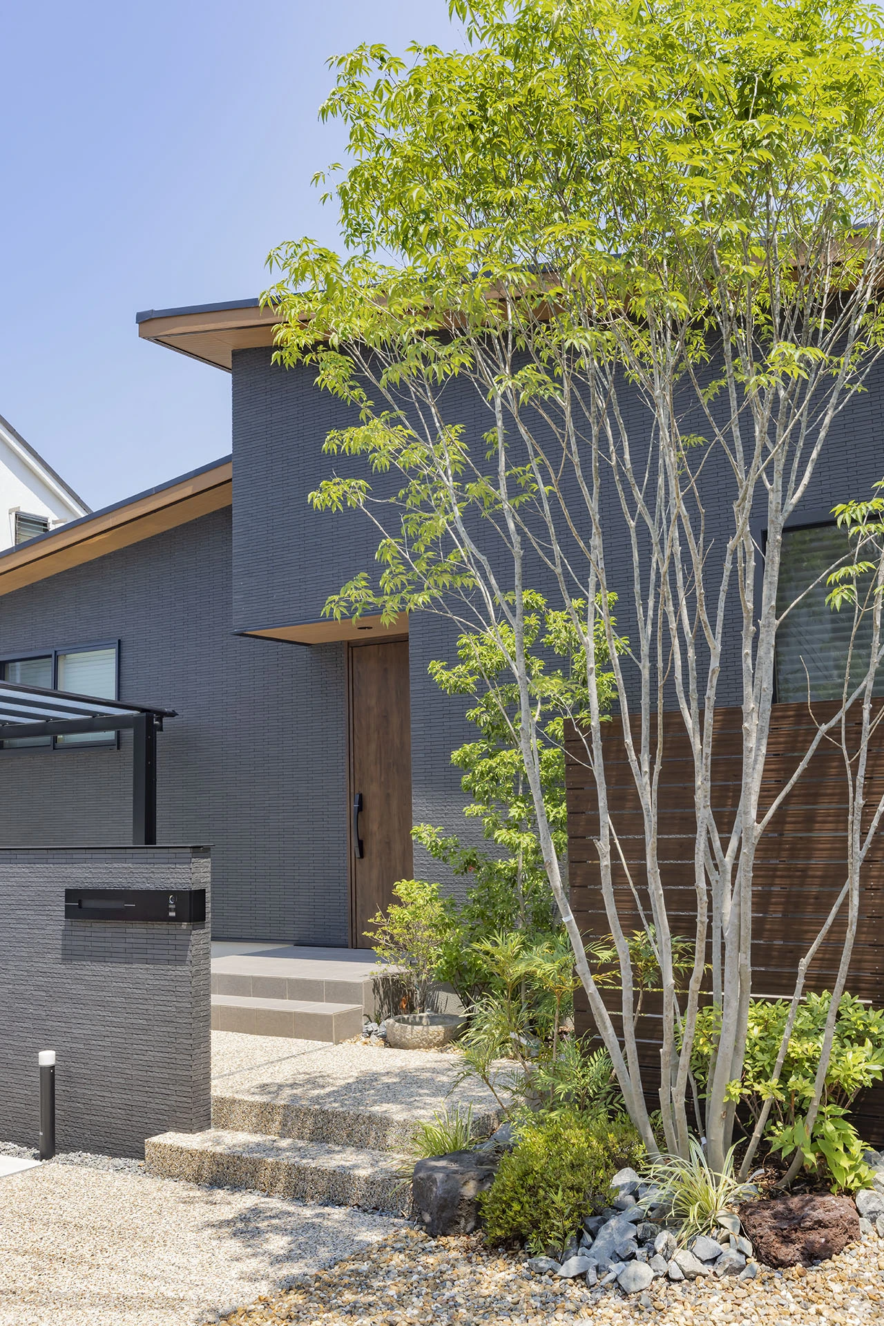 視線をさえぎり、彩りを添える植栽