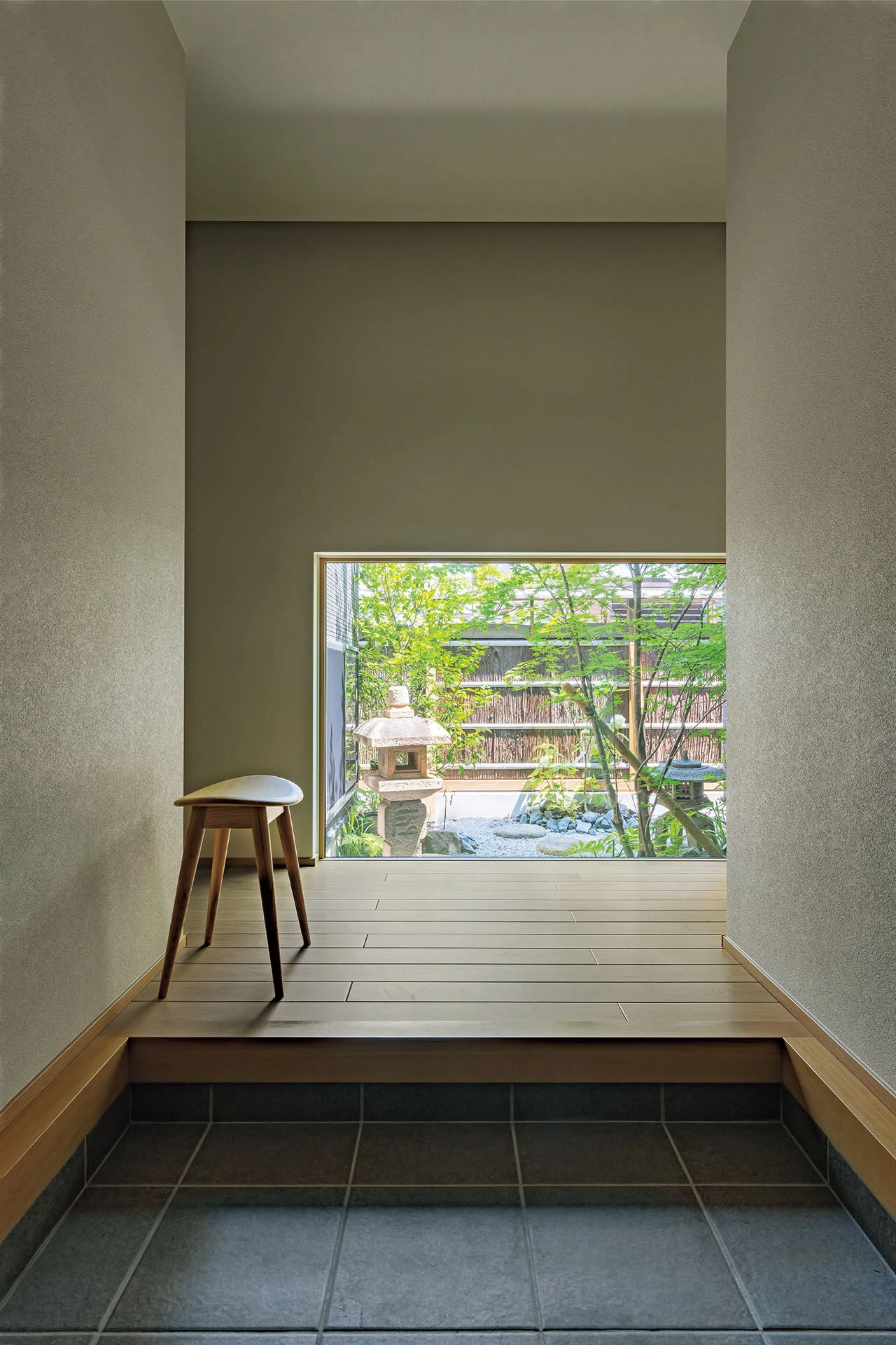 坪庭が出迎える玄関