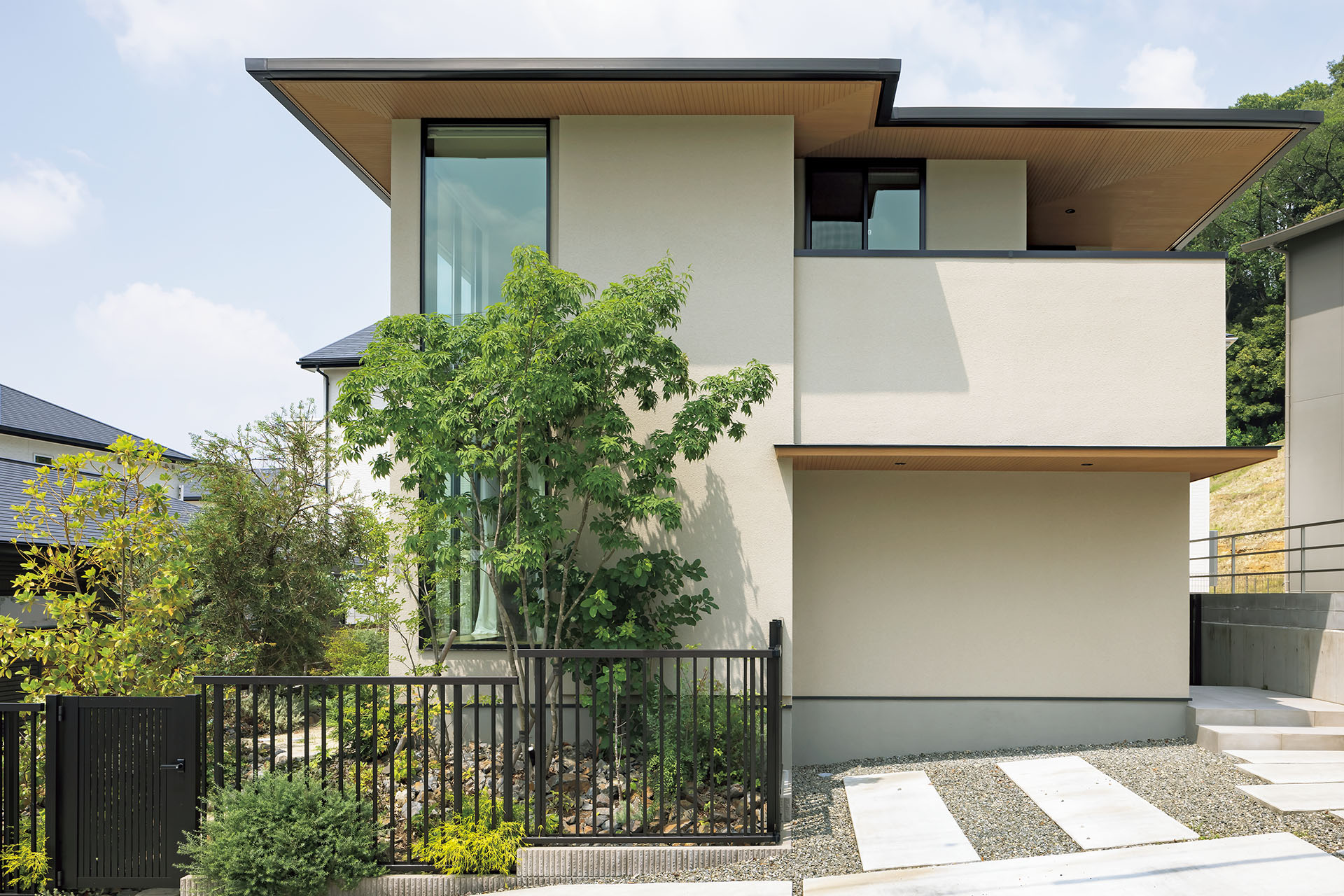 K邸 吹抜けと縦に連なる窓が開放的な住まい