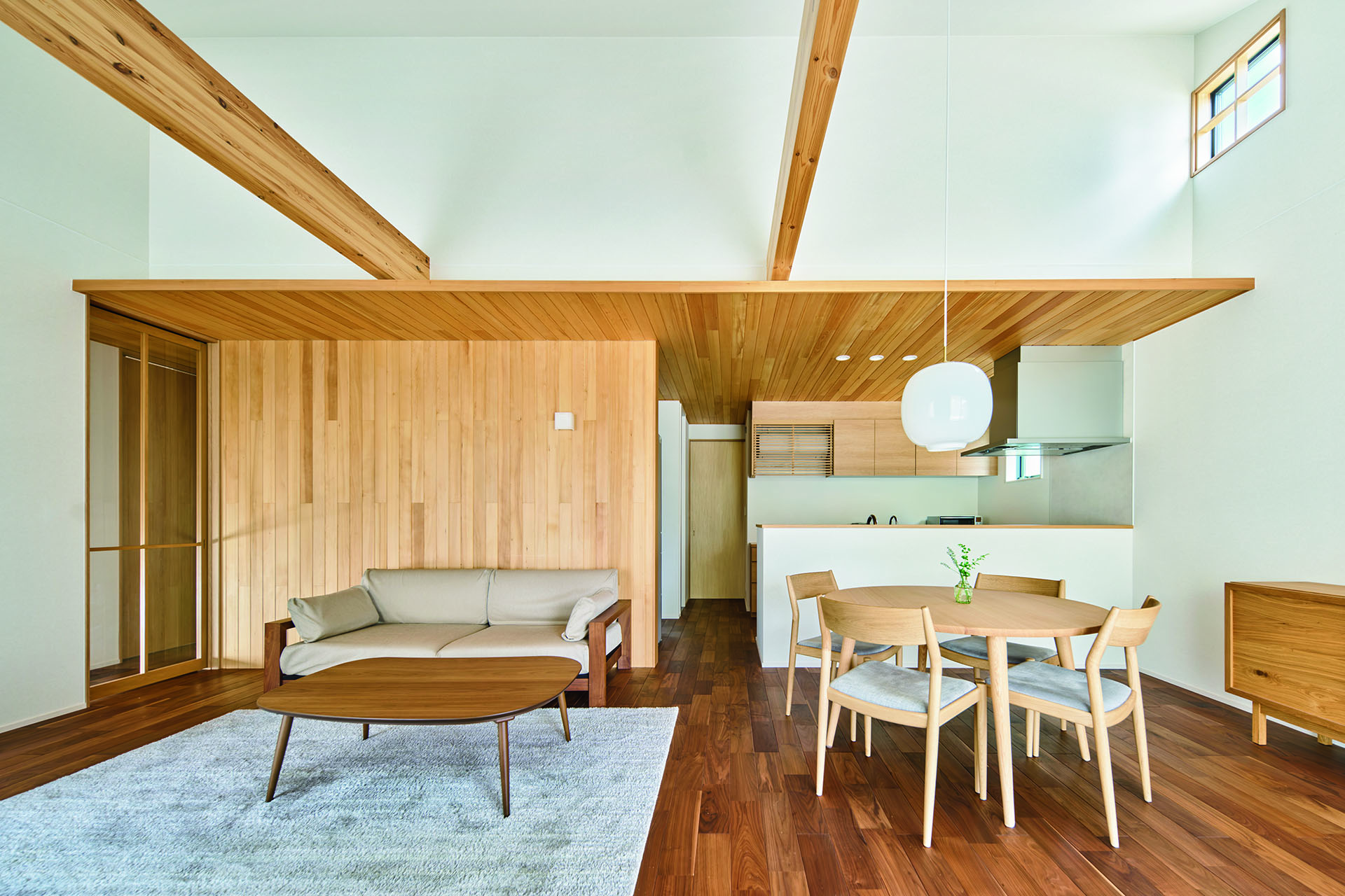 F邸 木質感に癒やされる、のびやかな平屋