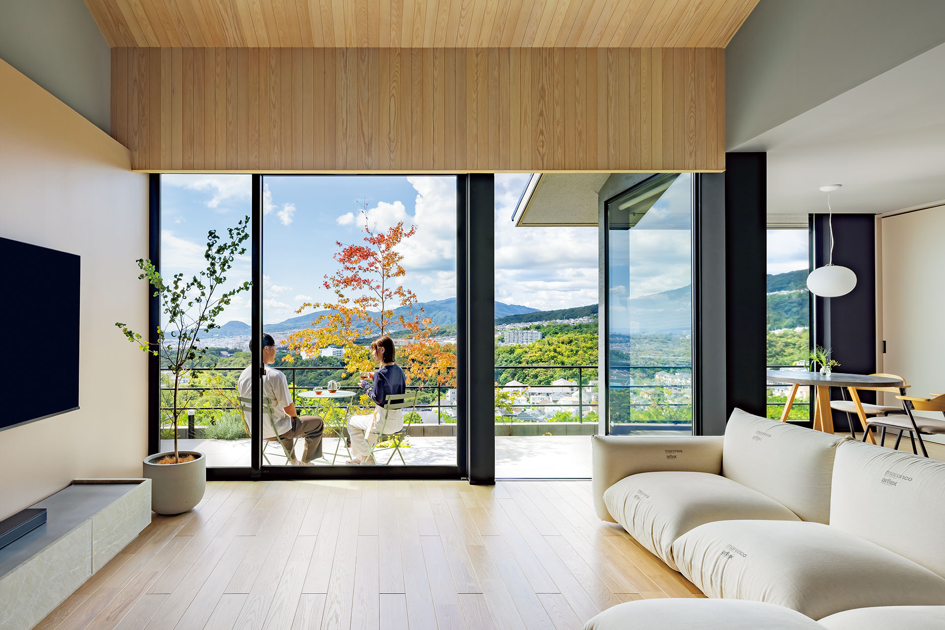 開放感をもたらす一面の窓