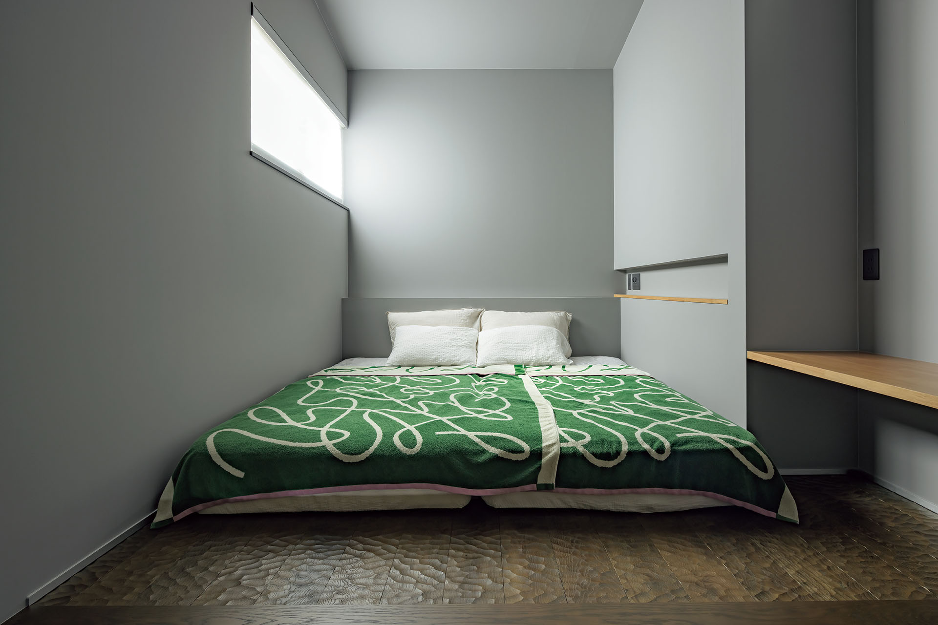 目線を下げた落ち着いた寝室