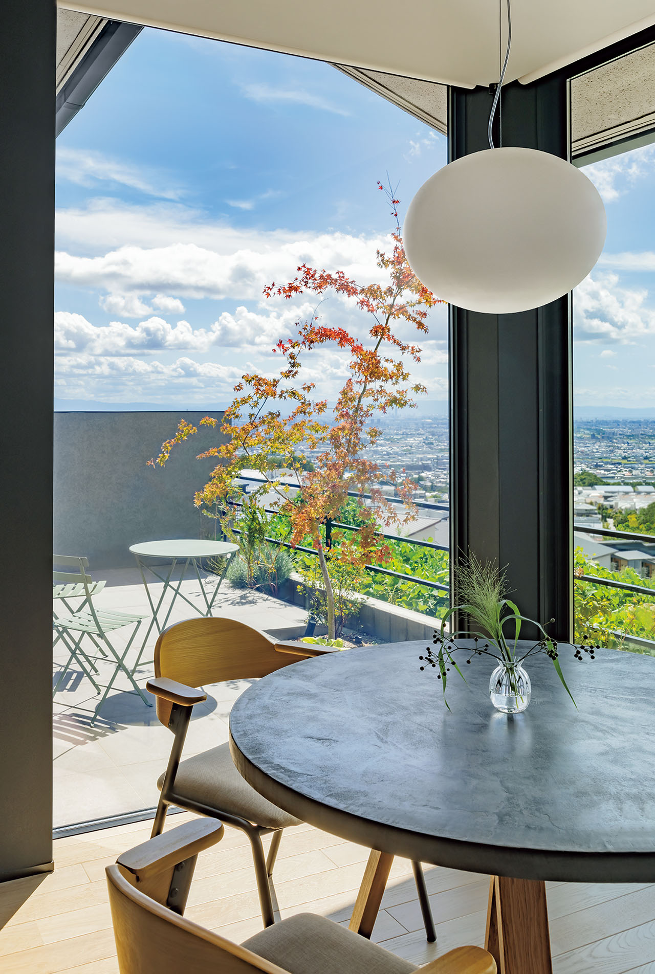 景色を眺められるダイニング