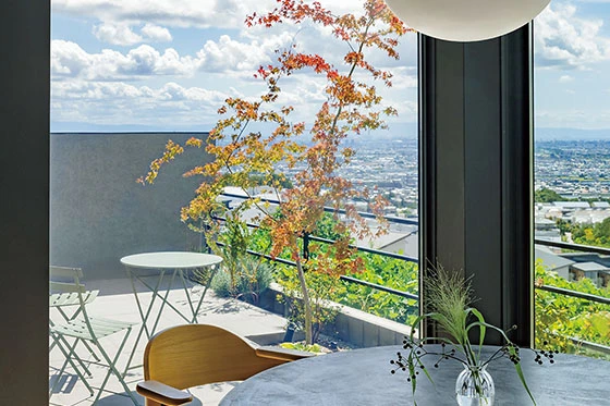 目の前に広がる景色を満喫する平屋