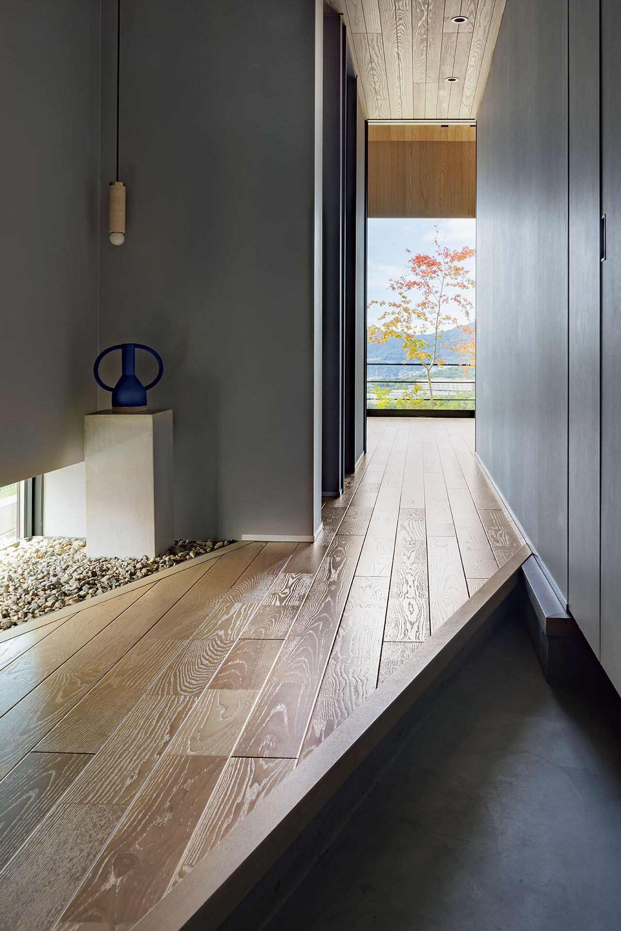 斜めの框の玄関