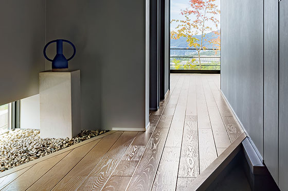 目の前に広がる景色を満喫する平屋