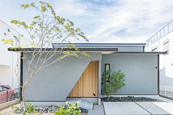 目の前に広がる景色を満喫する平屋