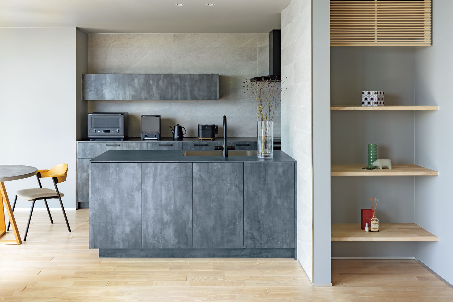 空間に調和するグレーのキッチン