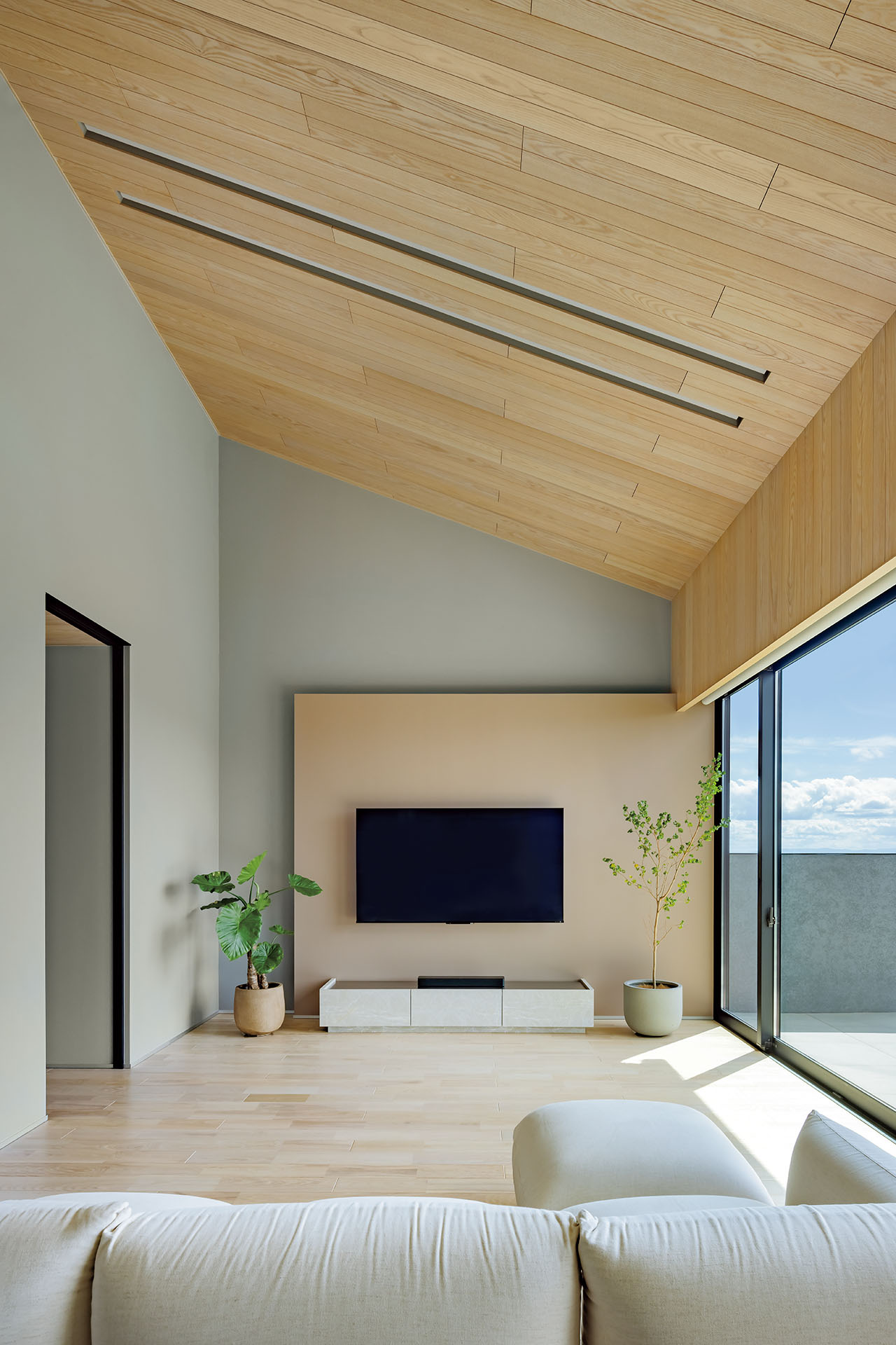 勾配天井が目をひくリビング