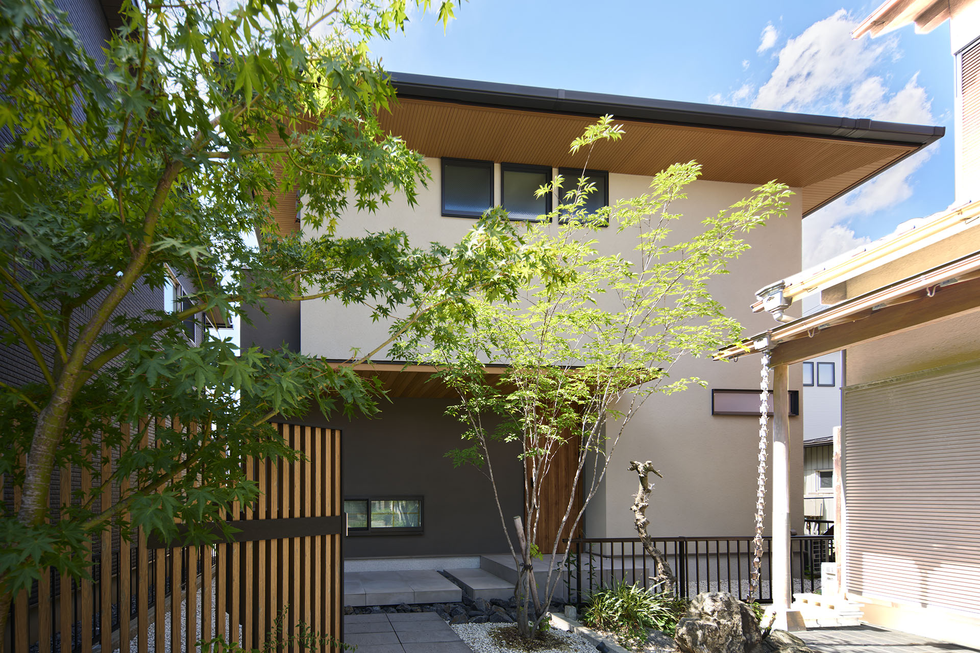 アプローチの先に覗く外観