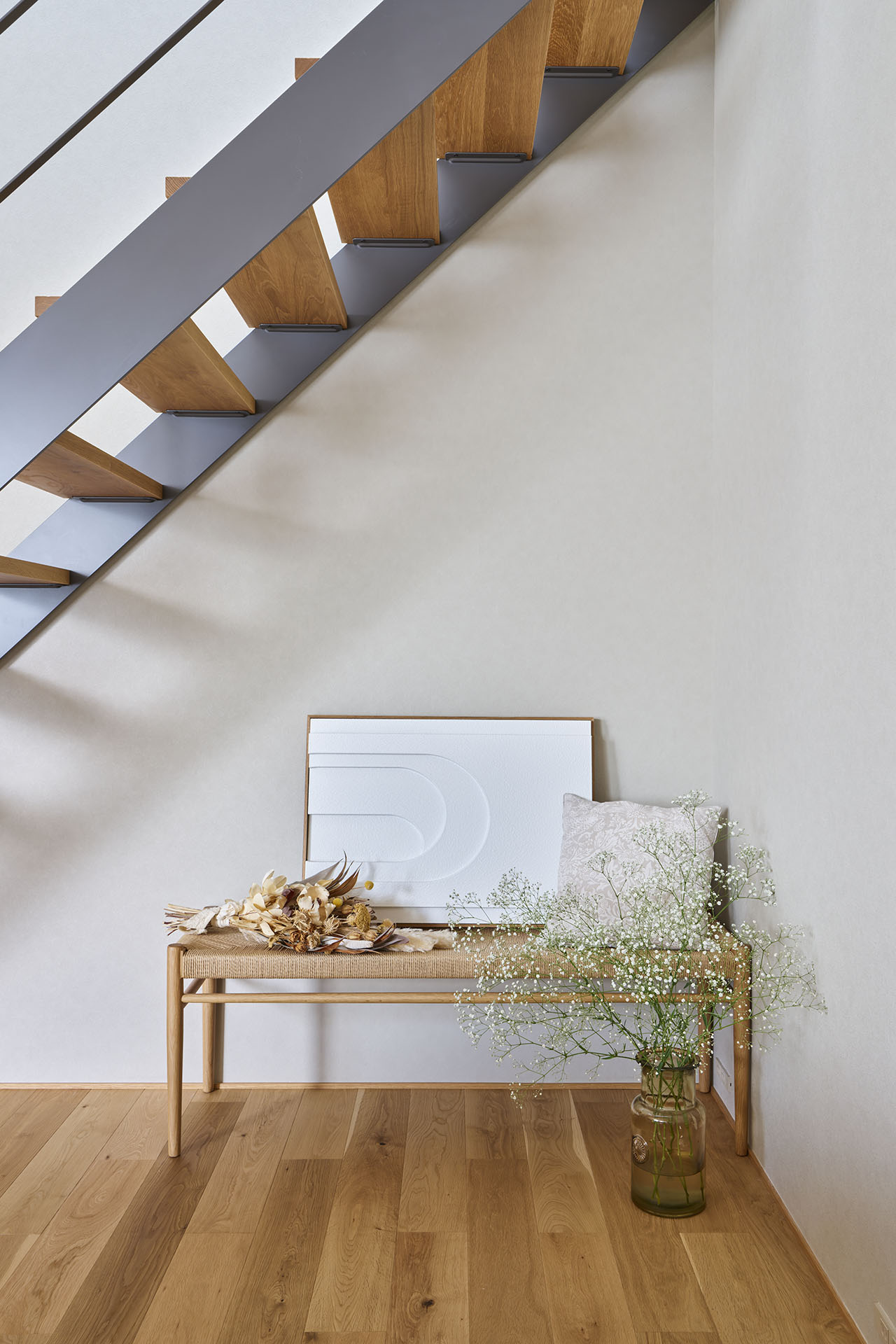 階段下はギャラリーとして