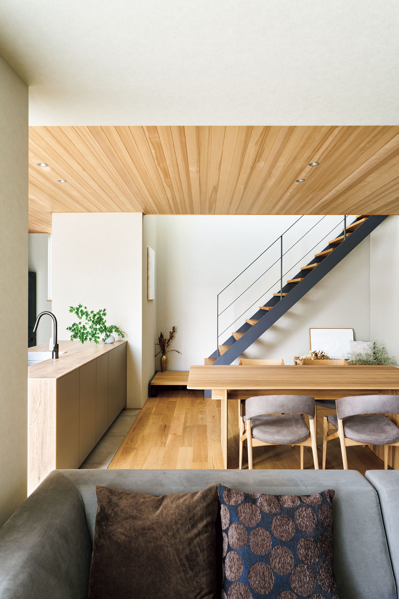 階段ホールを兼ねたダイニング