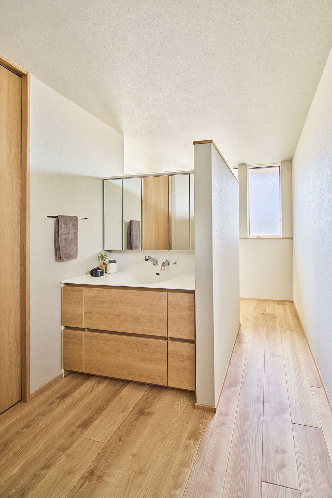 光が差す2階の洗面室