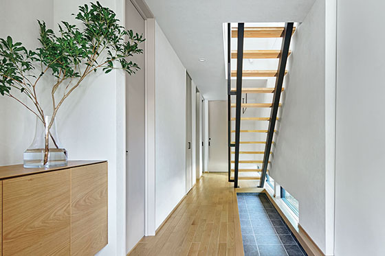 緑の借景を楽しむ、2階リビングの家