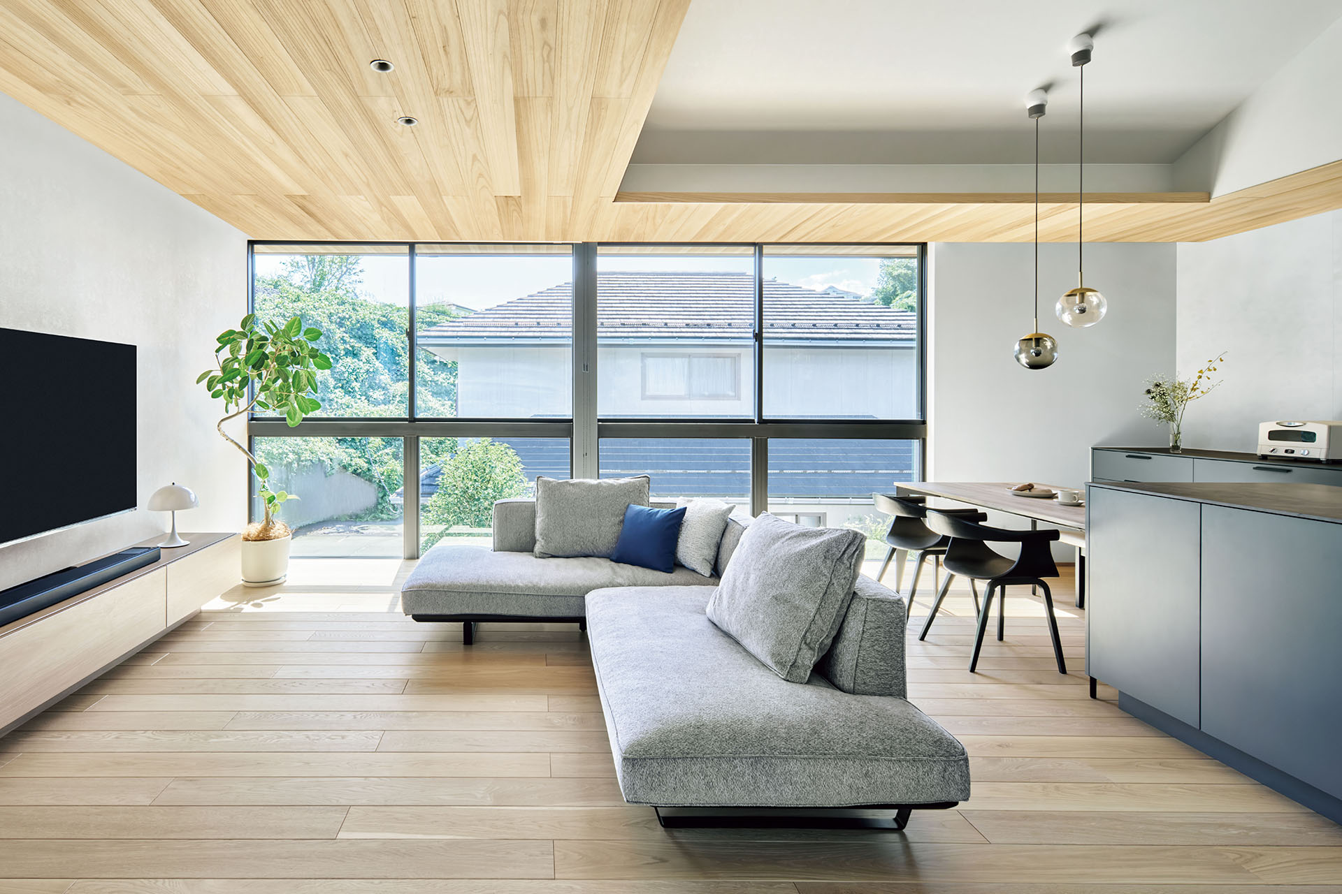 A邸 緑の借景を楽しむ、2階リビングの家