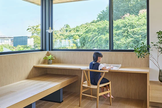 緑の借景を楽しむ、2階リビングの家