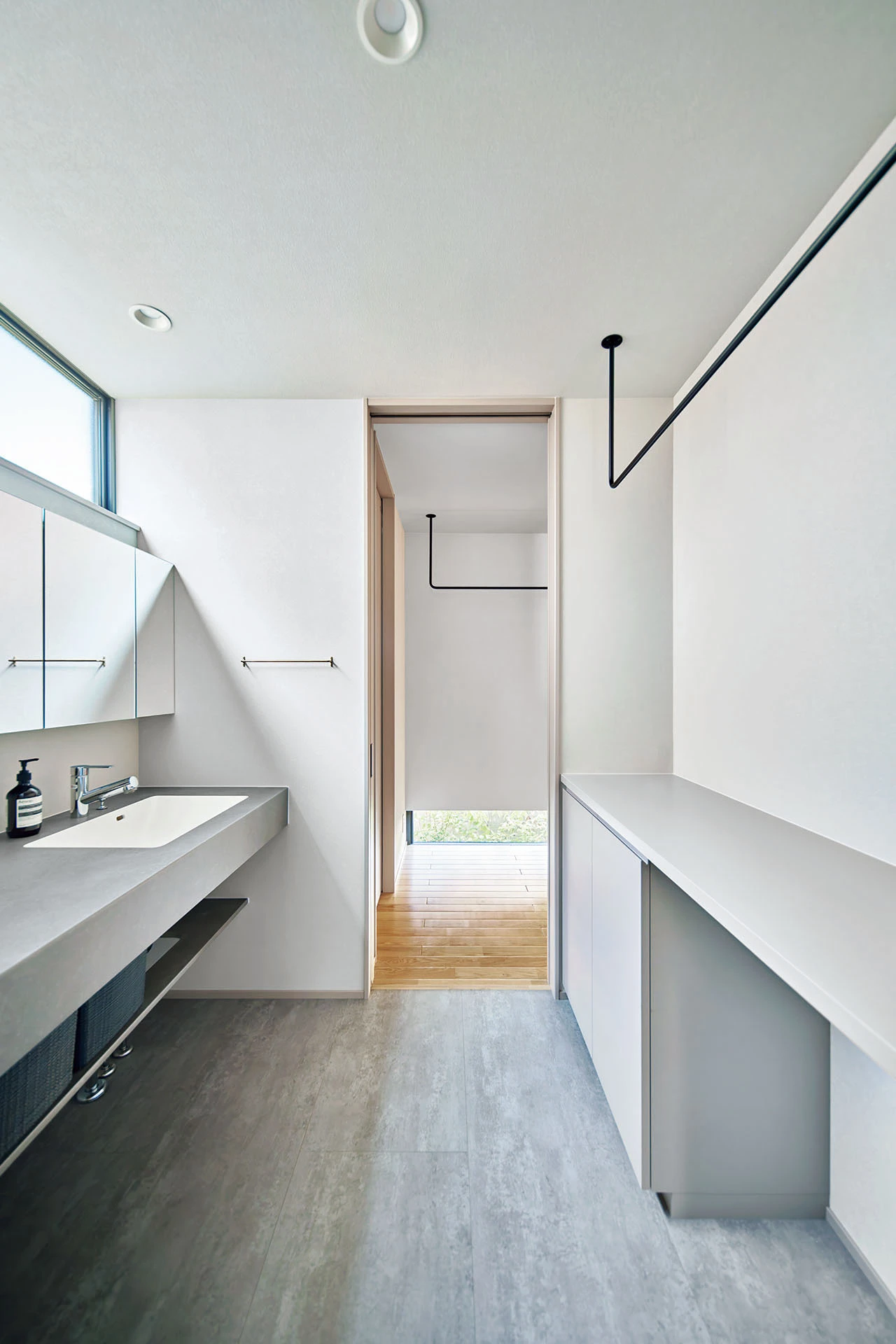 ランドリースペースを兼ねた洗面室