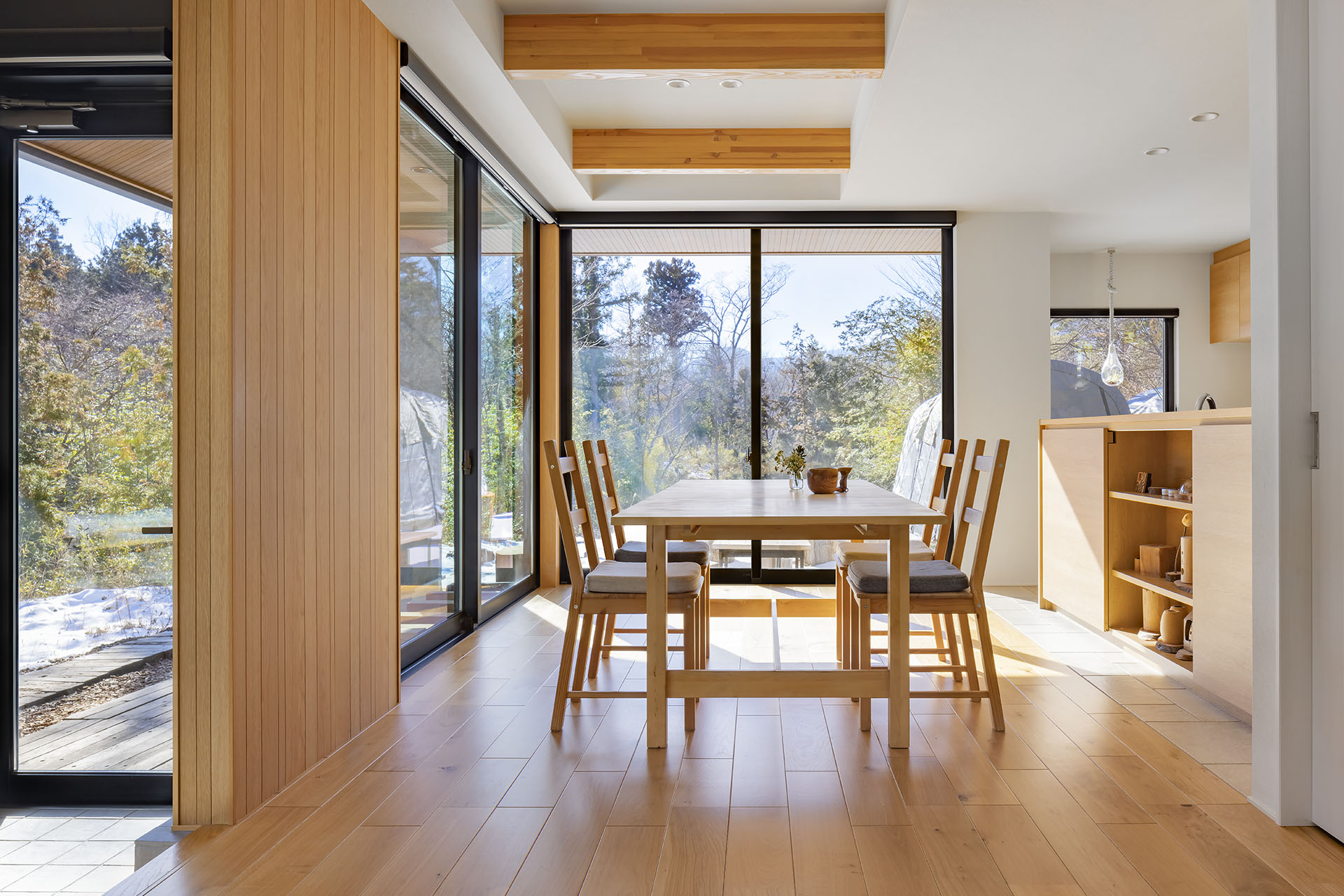 コーナー窓と板張りの壁