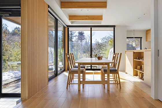 自然と一体に暮らせる、通り土間のある平屋