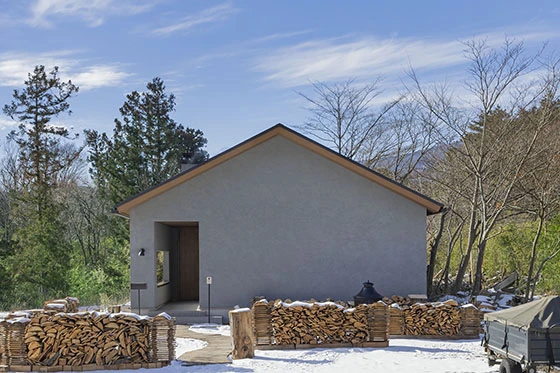 自然と一体に暮らせる、通り土間のある平屋