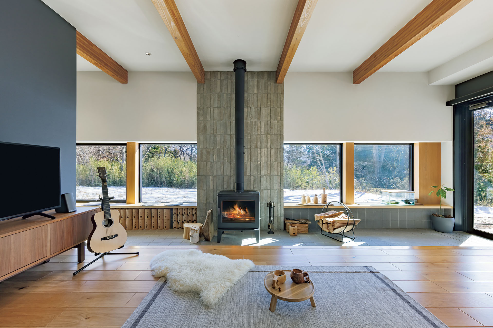 冬の日差しを取り込む窓