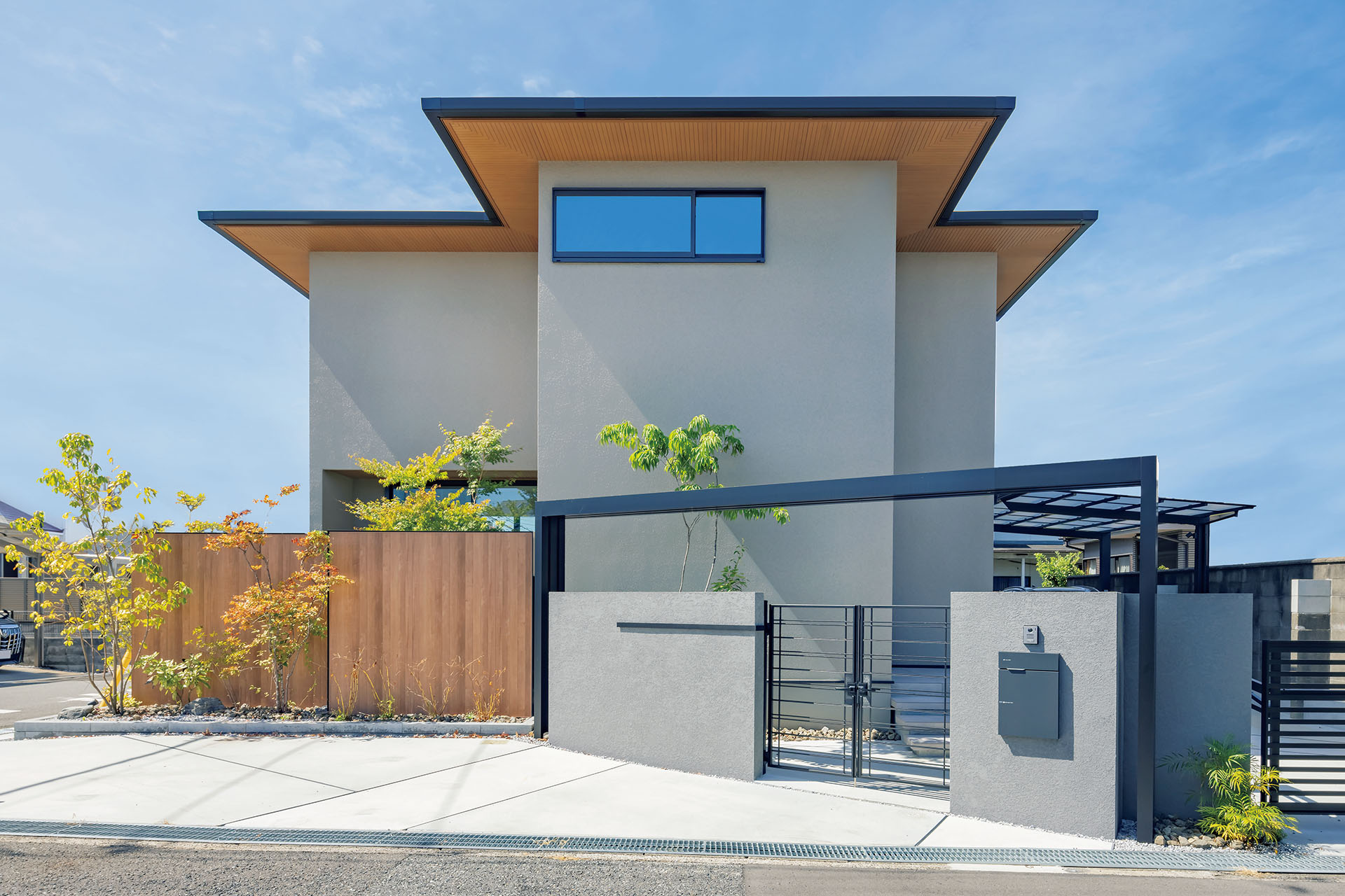 T邸 縦横に視線が抜けるのびやかな十字型の家