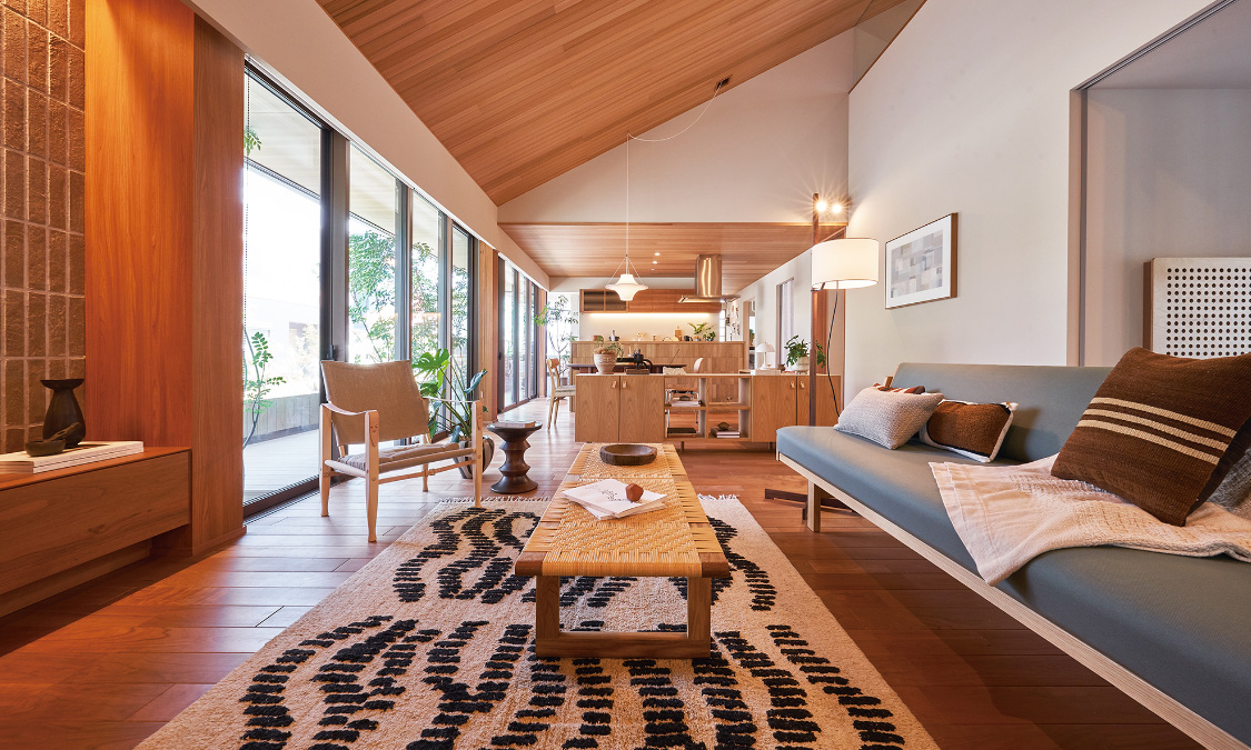 床材：チェリー　　天井：スギ