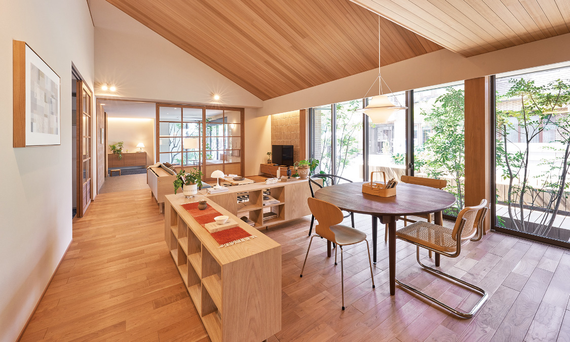 床材：チェリー　　天井：スギ