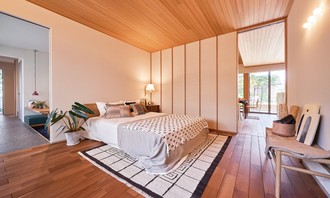 床材：チェリー　　天井：スギ