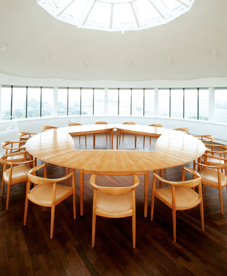 チェリーの美しさを椅子で表現。