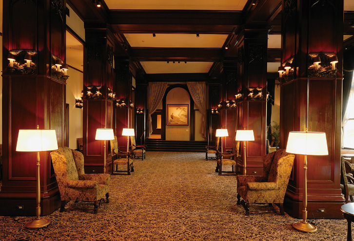 クラシックホテルをマホガニーが艶やかに彩る。