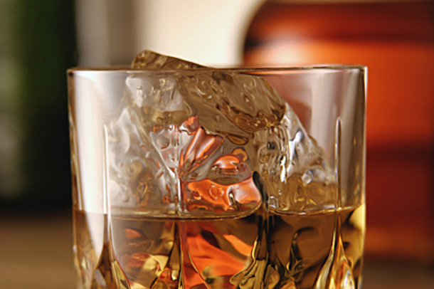 オークがウイスキーを琥珀色に。芳醇な香味にも大きく影響。